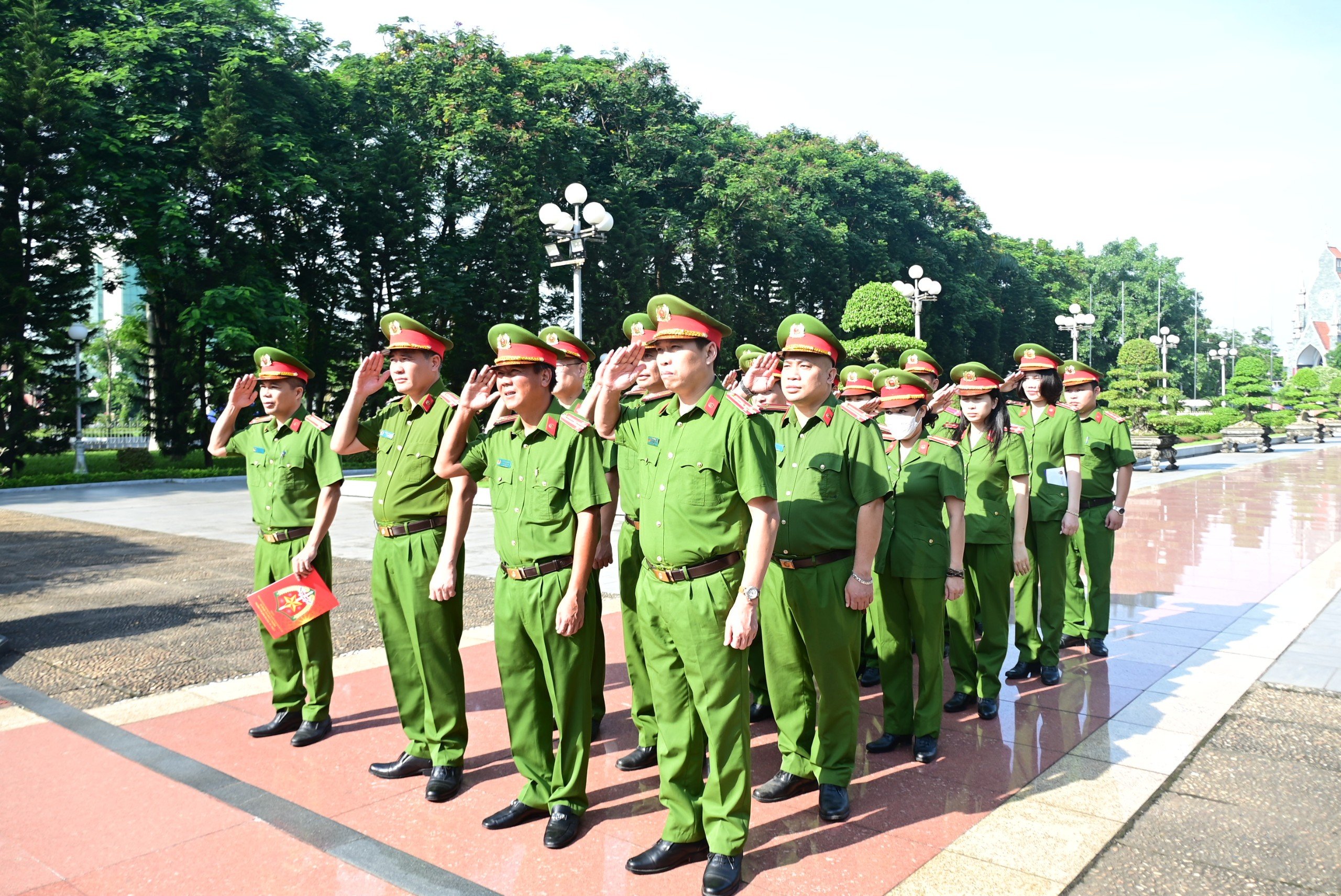 Phòng Cảnh sát hình sự: Viếng các Anh hùng liệt sỹ thành phố và thăm gia đình thương binh, liệt sỹ Công an nhân dân